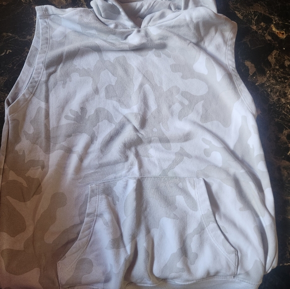 Bundle of a long sleeve shirt and a hoodie vest size Large - Picture 2 of 5